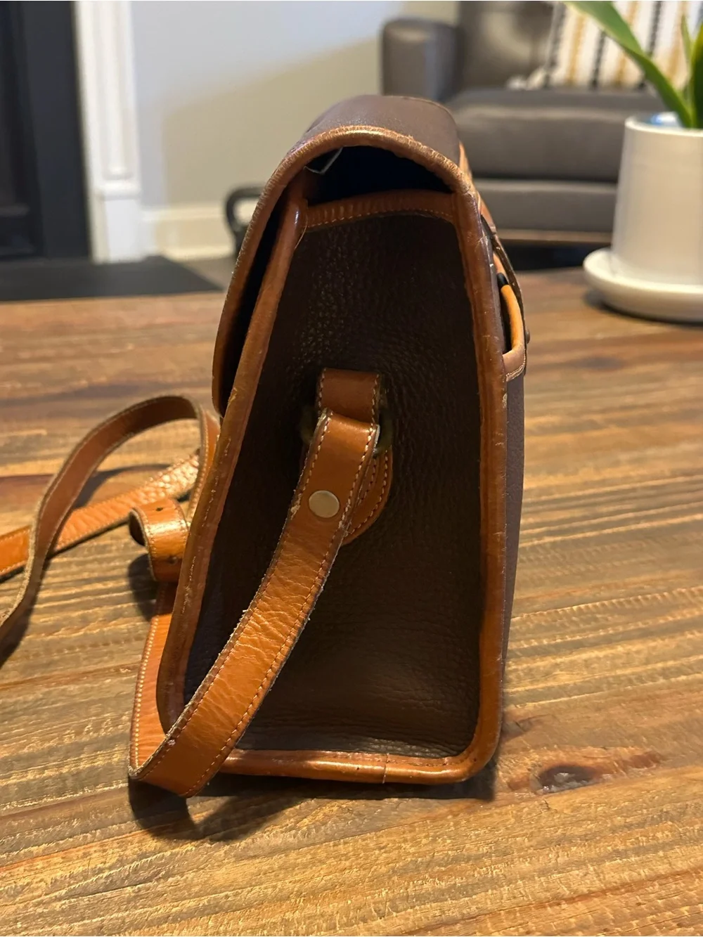 Vintage Dooney & Bourke Essex AWL Brown British Tan Leather Crossbody